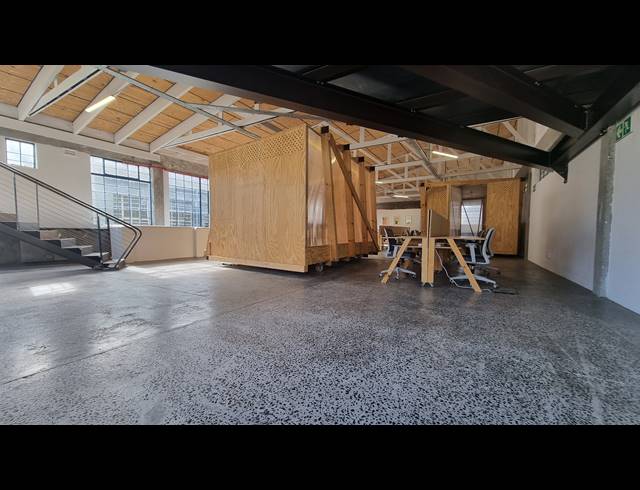 285M² BUSINESS TO LET IN WOODSTOCK